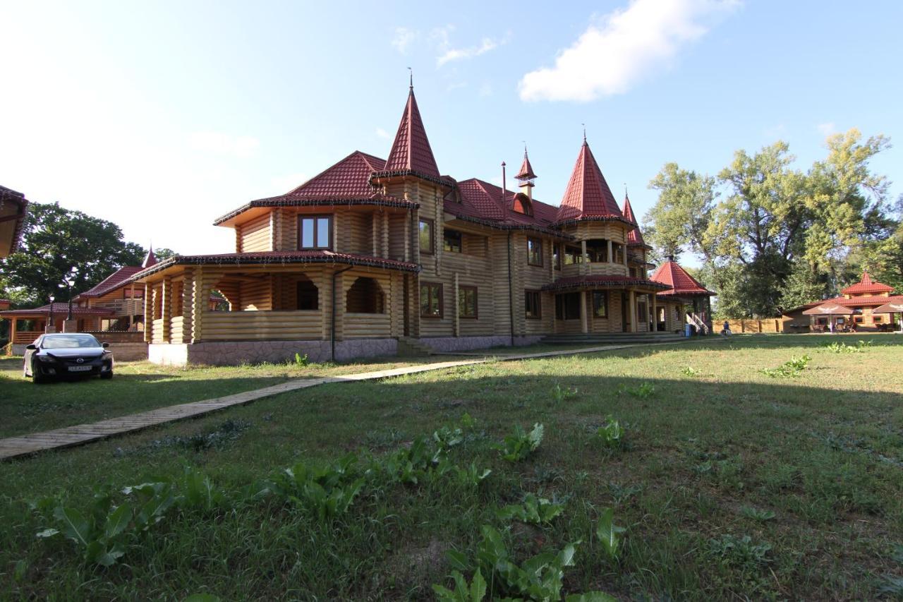 Загородный Комплекс Fort Pirnov Park Pirnove エクステリア 写真