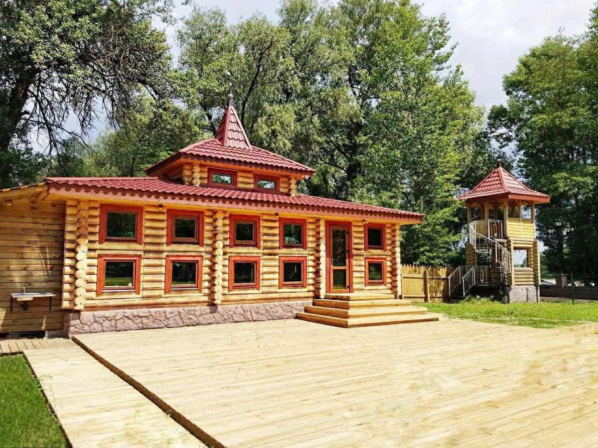 Загородный Комплекс Fort Pirnov Park Pirnove エクステリア 写真