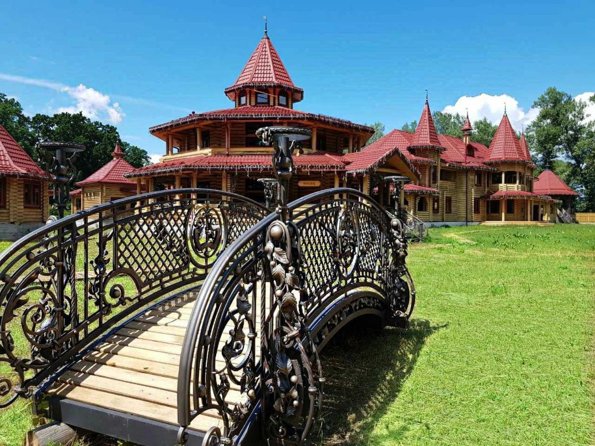 Загородный Комплекс Fort Pirnov Park Pirnove エクステリア 写真