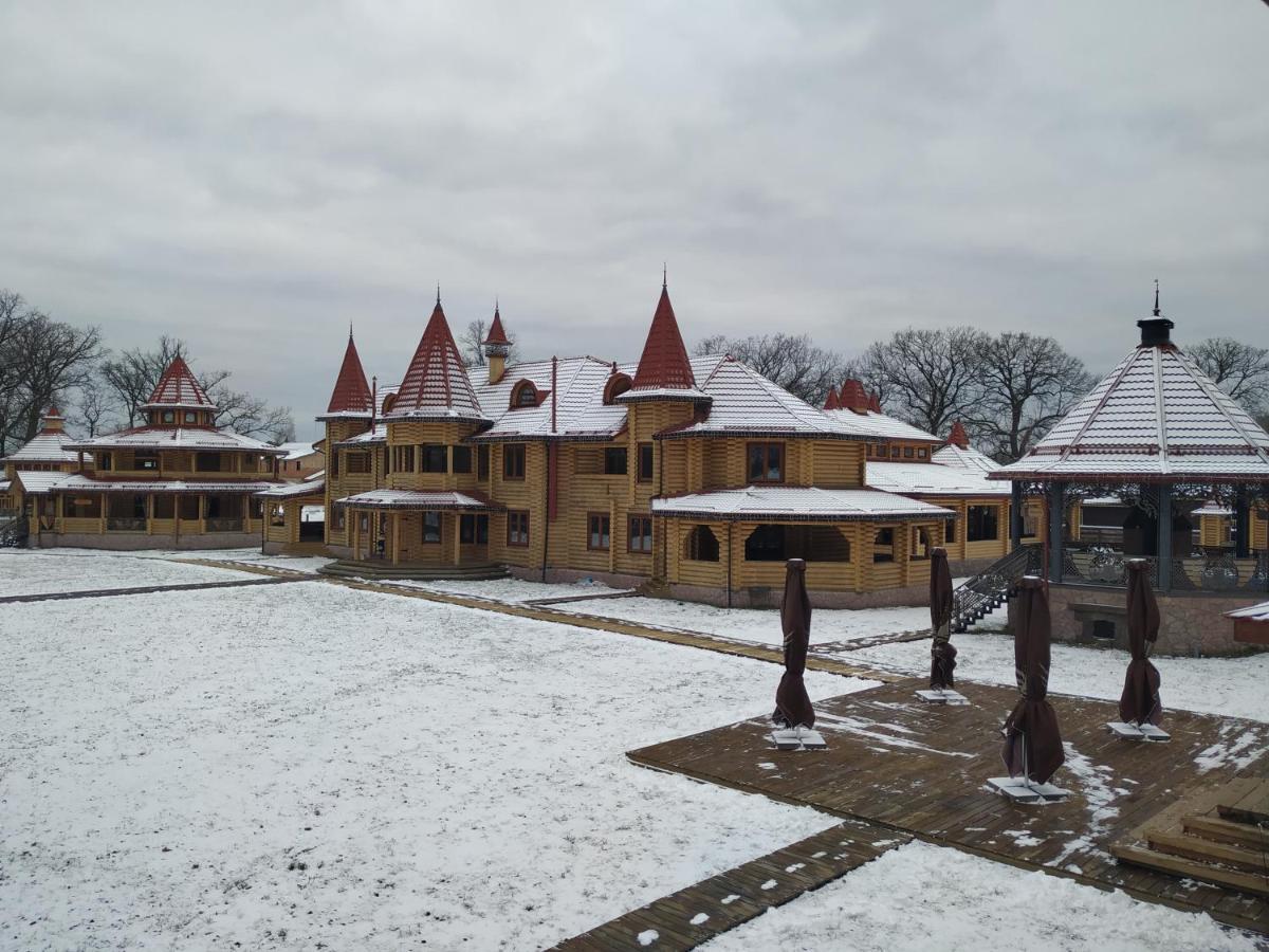 Загородный Комплекс Fort Pirnov Park Pirnove エクステリア 写真
